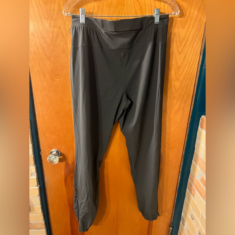 Lululemon jogger with zipper ankle and inside tie waist - Picture 6 of 7